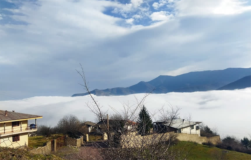 چشم‌اندازی از روستای فشکور در مازندران برفراز ابرها